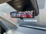 【インテリジェントルームミラー】です。車両後方のカメラ映像がミラー(液晶画面)に写るので、後席の人や荷物が写りこみません。夜間や悪天候でも視界が良好です♪