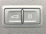 ●電動リアゲート:ワンタッチでリアゲートの開閉ができ、荷物などで両手が塞がっている状態でも簡単に開閉ができる便利機能です。