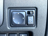 【電動格納ミラー】サイドミラーは電動格納式となっており、狭い駐車場でもキズがつくリスクを抑えられます。