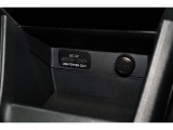 小物の収納に便利なセンタートレイには携帯等のデバイスの充電可能なUSB出力電源付です。