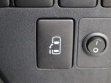 運転席からも操作ができる電動スライドドアです!乗り降り便利なうれしい装備です。