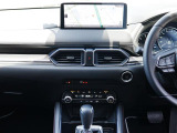 マツダコネクトの10.25インチワイドセンターディスプレイです。『Android Auto』『Apple CarPlay』や独自のコネクテッドサービスに対応したインターフェイスシステムです。