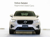 ボルボXC40は、よりスマートに、より大胆に生まれ変わりました。刷新されたフロントフェイス、先鋭的な躍動感を感じさせるスタイリング。SUVの姿を体現するプロポーションは力強さに溢れた佇まいを見せます。