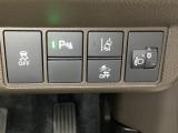 ハンドルの右側にはヘッドライトレベライザーとHondaセンシング用のメインスイッチがついています。ヘッドライトレベライザーは道路状況や積荷の加重に応じてライトの高さを調節できます。