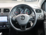 Volkswagen全車共通の上質な本革を使用した手触りのしっとりとしたステアリングです。唯一素肌が触れるハンドルは上位モデルと同じ握り心地になっております。
