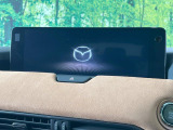【12.3インチマツダコネクト】車内の雰囲気にマッチした大型ディスプレイ。スマホ接続でのナビ使用やBluetooth再生等、様々な機能が楽しめます。直感的なダイヤル操作が可能で、使い勝手も良好です。