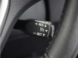 【クルーズコントロール】ステアリングの右側には高速道路で威力を発揮するオートクルーズの操作スイッチががついています。手元で操作ができるので、安全に運転できます!