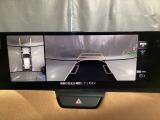 狭い場所での駐車やすれ違いなどでより的確な運転操作に役立つ360&deg;ビューモニターが装備されています。