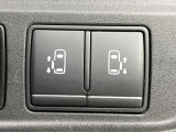 【ハンズフリー機能付き両側パワースライドドア】スライドドアの下に足先を入れてすぐ引くと、自動的にスライドドアが開閉します!荷物で両手がふさがった状態でも、ドアの開閉ができてとっても便利!
