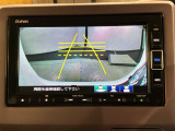 リバースギアに入れるだけで後方の表示へ切り替わります。夜間や雨の日の駐車も楽になりますよ。