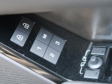 オプションのメモリー機能付きパワーシートを装備!運転中のシートの微調節も安全に行えます。3名様分のポジションを記憶でき、だれが乗っても元のポジションにボタン一つで戻せます♪