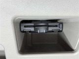 【ETC】高速道路などの料金所における自動料金支払いシステムです。車載器と料金所のアンテナとの間で無線通信を行い、料金を自動で支払うことができます。