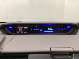 デジタル表示のスピードメーターとタコメーターを大きく配した見やすいメーター部になっています。左側のインフォメーション画面でオドメーターや燃費などの情報を確認できます。