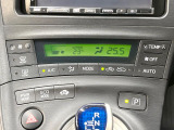【オートエアコン】一度お好みの温度に設定すれば、車内の温度を検知し風量や温度を自動で調整。暑い&hellip;寒い&hellip;と何度もスイッチ操作をする必要はありません。快適な車内空間には必須の機能ですね♪