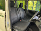 運転席まわりには十分なスペースがあり、大柄な方でもゆったり運転していただける環境です。