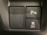 VSA装備車です。VSAはドライバーの操作と車の動きを見守っています。もし車の挙動が乱れたとき、4輪別々にブレーキをかけたり、エンジンパワーをしぼることによって車を安定させます。