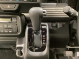 CVT車のセレクトレバーです。低速から高速まで、変速ショックのないスムーズな走りを実現するとともに、エンジン効率のよい領域を維持することで燃費にも貢献します。