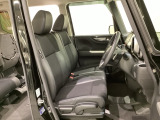 女性でも運転がしやすいように、シートの高さ調整機能(シートリフター)がついています。運転席と助手席の間が空いている為、助手席側への移動がスムーズです。交通量の多い道でも助手席側から乗り降りができます。
