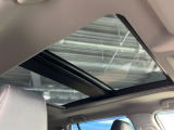 【パノラマルーフ】大型のガラスルーフ搭載で車内の解放感が一気にアップ!開放的なドライブをお楽しみいただけます。