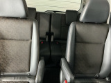 車外に出なくても運転席から3列目シートまで移動が可能です。子育てや荷物が多いときなど利便性が高いです