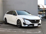 新しいエンブレムとライオンの牙をイメージした力強いフロントマスク