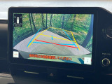 【バックカメラ】駐車時に後方がリアルタイム映像で確認できます。大型商業施設や立体駐車場での駐車時や、夜間のバック時に大活躍!運転スキルに関わらず、今や必須となった装備のひとつです!
