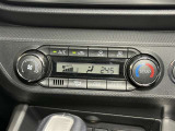 【オートエアコン】「AUTO」スイッチを押すだけで、冷暖房の切り替えや風量、吹き出し口の調整などを自動で行います。
