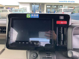 【全方位型モニター】クルマを上空から見下ろしているかのように、直感的に周囲の状況を把握できる全方位型モニター。狭い場所での駐車でも周囲が映像で確認できます。
