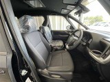 高いホールド性で運転姿勢が安定します。長距離ドライブでも疲れにくいのが魅力です。快適なドライビングライフをお送りください♪