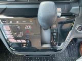 タッチパネルのオートエアコンを装備しています、自動で車内の温度調節してくれる便利な装備です。