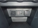USB(Type-A)が2口分ございます。AppleCarPlayやAndroidAutoのスマートフォンとの連携や通信、充電で使用出来ます。シフトノブ奥側にシガーソケットもございます。