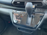 タブレット端末のような先進的な操作性をもつ、これまでなかったエアコンです。手が届きやすい位置に大型のタッチスイッチを配置し、使い勝手を高めています。