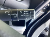 【オートライト(AUTO)】外の明るさをシステムが感知して、自動でヘッドライトが点灯します。ヘッドライトつけ忘れを防ぐ便利機能です