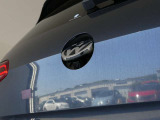 バックカメラ始動時にはVWのエンブレムが動いてカメラがボディの中心位置で映し出します。
