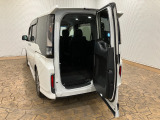 【わくわくゲート】後ろのドアをヨコに開ければ、車の後ろに余裕の無い駐車場でも荷物の積みおろしがラクラクです!3列目シートから乗り降りする時にも便利ですよ♪