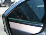 ブラインドスポットモニターは、左右斜め後ろを平行して走る車を認識し、車線変更の際に危険を察知するとドライバーへ警告を促します。夜・雨・トンネル内など走行時の環境が悪い時ほど便りになる機能です!