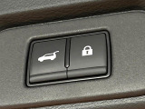 【パワーバックドア】スマートキーや運転席のボタンを押すだけでリアゲートが自動で開閉します!荷物を持っている時や、高い位置にあるバックドアを閉める際に便利な機能です♪