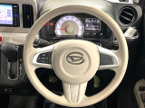 インテリアに合わせたデザインのステアリングは、運転される方のことも考え、運転しやすい形状、大きさです。是非一度、実際に触ってお確かめください。