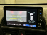リバースギアに入れるだけで後方の表示へ切り替わります。夜間や雨の日の駐車も楽になりますよ。