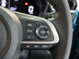 アダプティブクルーズコントロール機能付きです。走行中に先行車の様子を検知しながら、設定した車速の範囲内で先行車との距離のキープを支援します。詳細は販売店スタッフまでおたずねください。