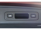 ☆電動リアゲート☆荷物で両手が塞がっていてもワンタッチボタンでリアテールゲートを自動で開閉できます。