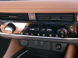 操作性の良いオートエアコンです♪デュアルで運転席と助手席の設定温度もそれぞれ設定可です☆ハンドルヒーターの操作部もあります。