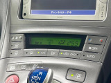 【オートエアコン】一度お好みの温度に設定すれば、車内の温度を検知し風量や温度を自動で調整。暑い&hellip;寒い&hellip;と何度もスイッチ操作をする必要はありません。快適な車内空間には必須の機能ですね♪