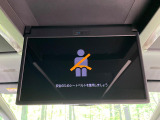 【13.2型有機ELフリップダウン】三列目からでも迫力のエンタメが観れる大画面フリップダウン。有機ELのモニターでは、一般的なフリップダウンよりも高コントラストでキレイな映像を楽しめます。