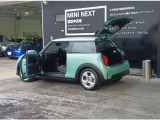 レーン・ディパーチャー・ウォーニング(車線逸脱警告システム)やレーン・チェンジ・ウォーニングなど、運転時の車線変更もアシストします。
