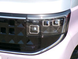 アダプティブLED付き!対向車には眩しくなく歩行者は明るく照らすので安全です。