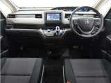 視界広々で非常に運転しやすくロングドライブでも疲れを感じさせないすっきりとまとまったインパネ周りです。