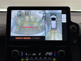 【パノラミックビューモニター】自車周辺をぐるりと俯瞰できるカメラで危険を察知。上空からの映像で自動車や障害物の位置が詳細に確認できるので、狭い駐車場でも安心して駐車できますね。