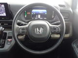 ハンドル左側にはオーディオ操作が出来るオーディオリモートコントロールスイッチ、右側にはHonda SENSINGとオートクルーズコントロールのスイッチを装備!