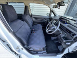 【運転席&助手席】シートは硬くなく座りやすい仕様です!暗めのお色なので、汚れも目立ちにくい★
